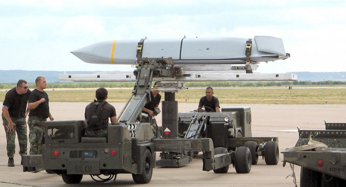 Theo nguồn tin từ Politico, các quan chức Nhà Trắng cho biết, Chính quyền Tổng thống Mỹ Joe Biden đang xem xét khả năng gửi tên lửa hành trình tầm xa JASSM tới Ukraine. Những tên lửa này có thể được trang bị cho các máy bay chiến đấu F-16 mà trước đây đã được cung cấp cho Kiev. Tuy nhiên, quyết định cuối cùng vẫn chưa được đưa ra.