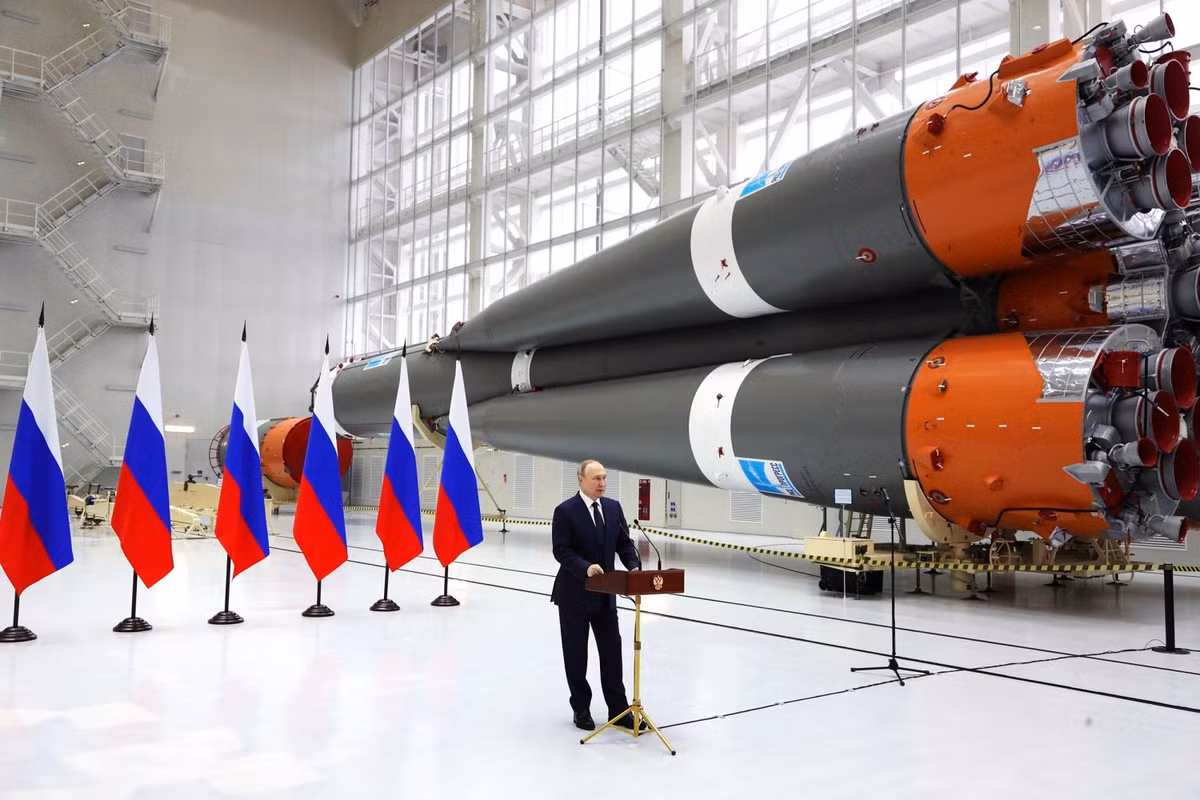 Nhưng lãnh đạo Nga đưa ra lời cảnh báo rằng, Nga sẵn sàng sử dụng vũ khí hạt nhân để bảo vệ “toàn vẹn lãnh thổ”, khẳng định đây “không phải lời nói suông”. Trong Thông điệp Liên bang ngày 29/2/2024, ông Putin nhấn mạnh lực lượng hạt nhân chiến lược của nước này đang trong tình trạng sẵn sàng chiến đấu.