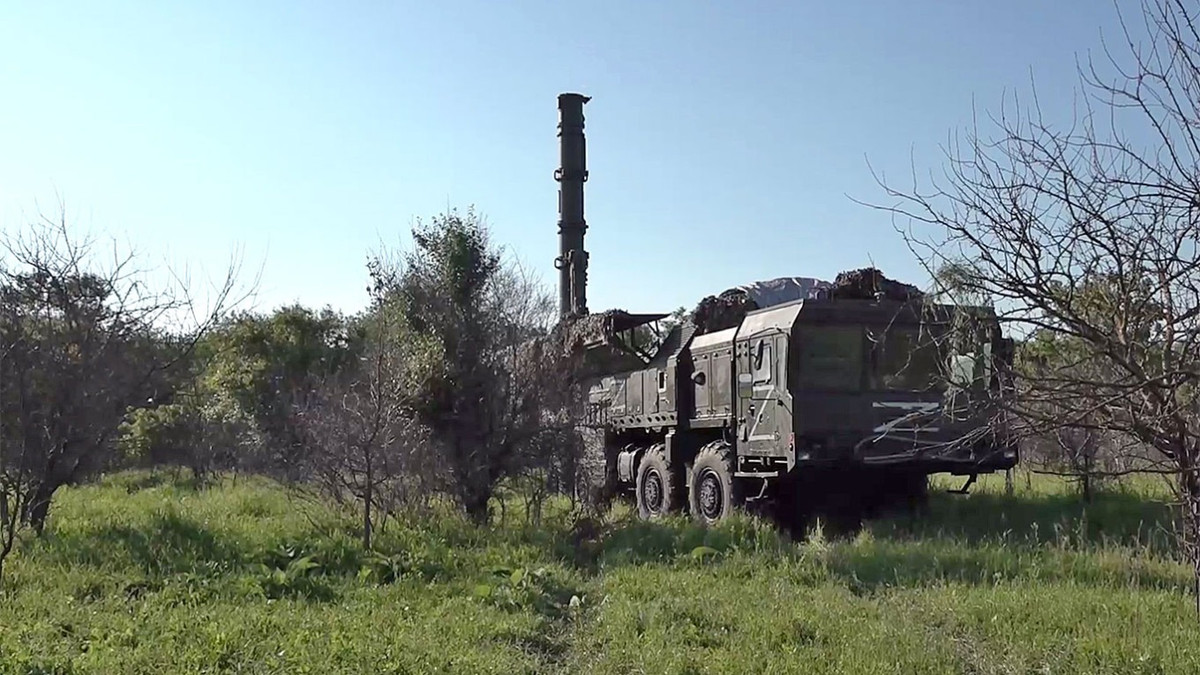 Các thành viên trong khối đã tích cực hỗ trợ Ukraine chống Nga, mới nhất là gói viện trợ trị giá gần 61 tỷ USD mà Mỹ vừa công bố. Người phát ngôn Điện Kremlin, ông Dmitry Peskov cho biết, Nga và NATO đang trong tình trạng "đối đầu trực tiếp" và cáo buộc liên minh quân sự này đang gây ra bất ổn.