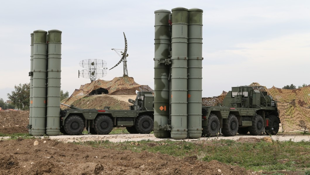 Nga triển khai S-400 để bảo vệ các căn cứ quân sự của mình ở Syria và đã chứng minh tính hiệu quả của nó trong việc chống lại máy bay Mỹ và Israel hoạt động trong không phận Syria. Nếu được chuyển giao cho Iran, các hệ thống phòng không tiên tiến này sẽ bao phủ hoàn toàn không phận Iran.