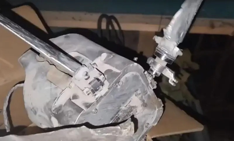 Phía Nga tuyên bố các mảnh vỡ xuất hiện sau cuộc tấn công hôm 13/2 gần Kreminna ở miền đông Ukraine. GLSDB đã được sử dụng để tấn công một cặp bệ phóng tên lửa của Nga ngay phía đông Zhytlivka. Một máy bay không người lái của Ukraina bay trên cao ghi lại hình ảnh các bệ phóng phát nổ tạo thành một quả cầu lửa ấn tượng. Ảnh: Military Review.