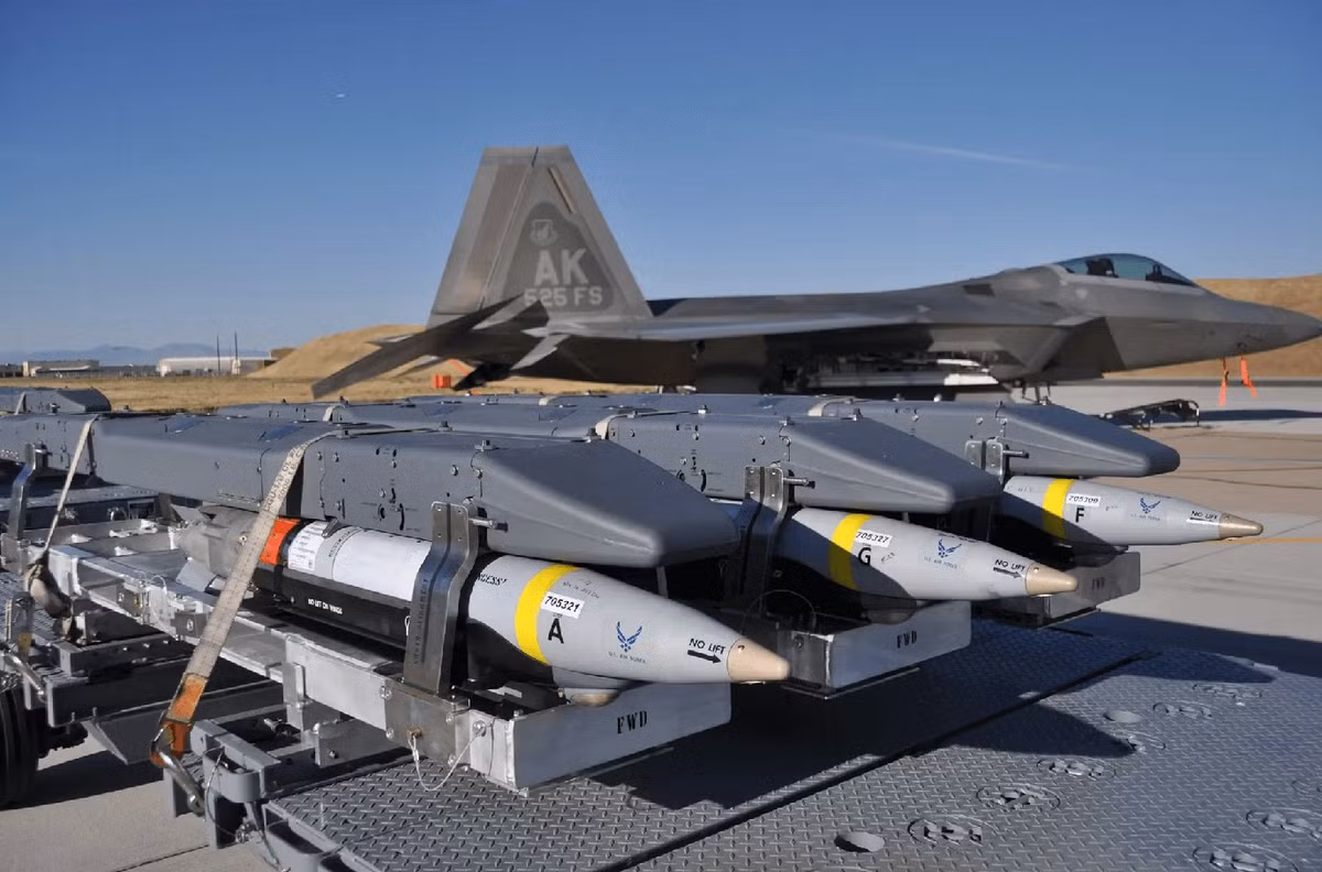 GLSDB có tầm bắn tối đa lên tới 150 km. Theo Saab, tên lửa có độ chính xác trong phạm vi một mét. Loại vũ khí này có thể được thiết lập để phát nổ trên mặt đất hoặc có độ trễ để thâm nhập sâu và có khả năng chống nhiễu tác chiến điện tử.