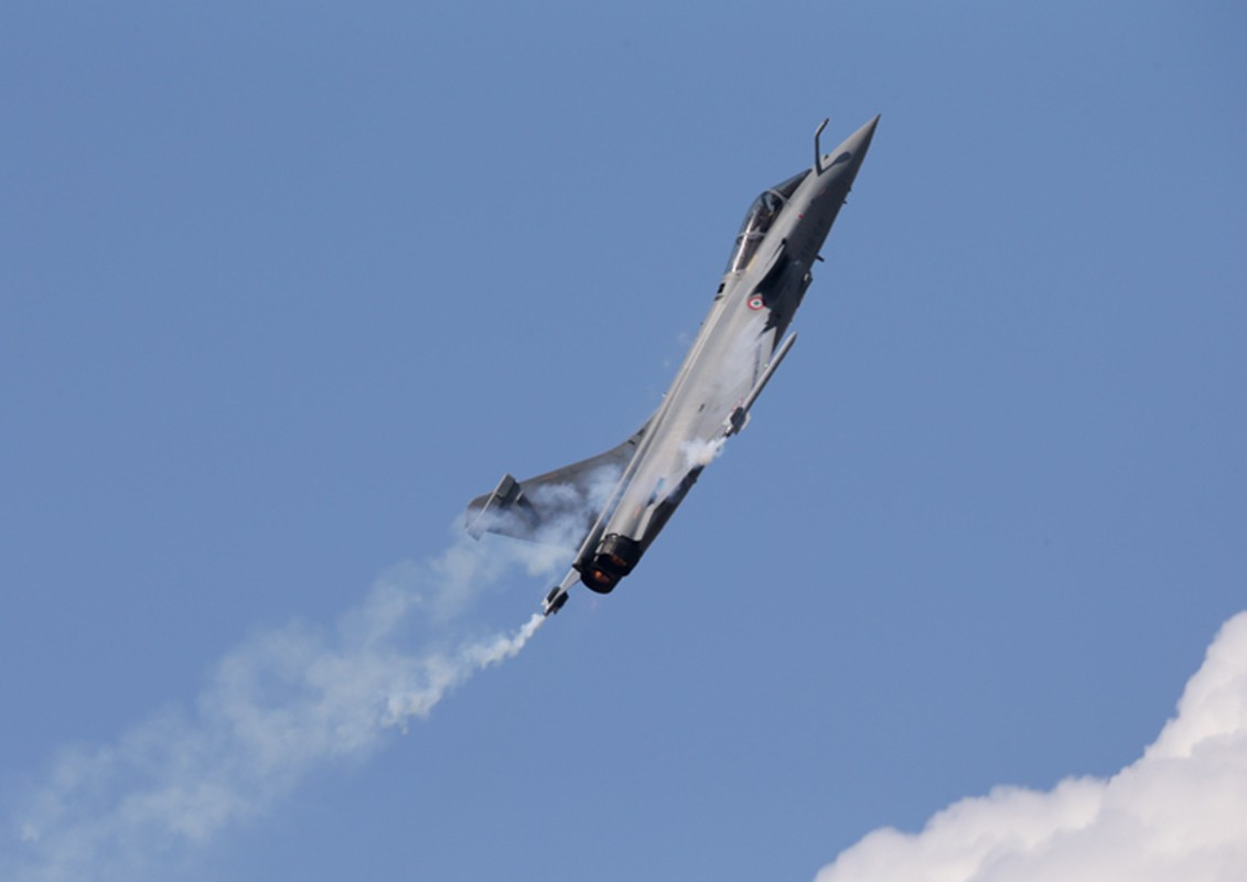 Rafale tự hào với những thông số kỹ thuật hiện đại cùng khả năng chiến đấu linh hoạt, máy bay được trang bị những thiết bị điện tử hàng không tiên tiến cùng hệ thống tác chiến điện tử SPECTRA, cung cấp khả năng bảo vệ tốt nhất chống lại các mối đe dọa trên không và trên mặt đất.