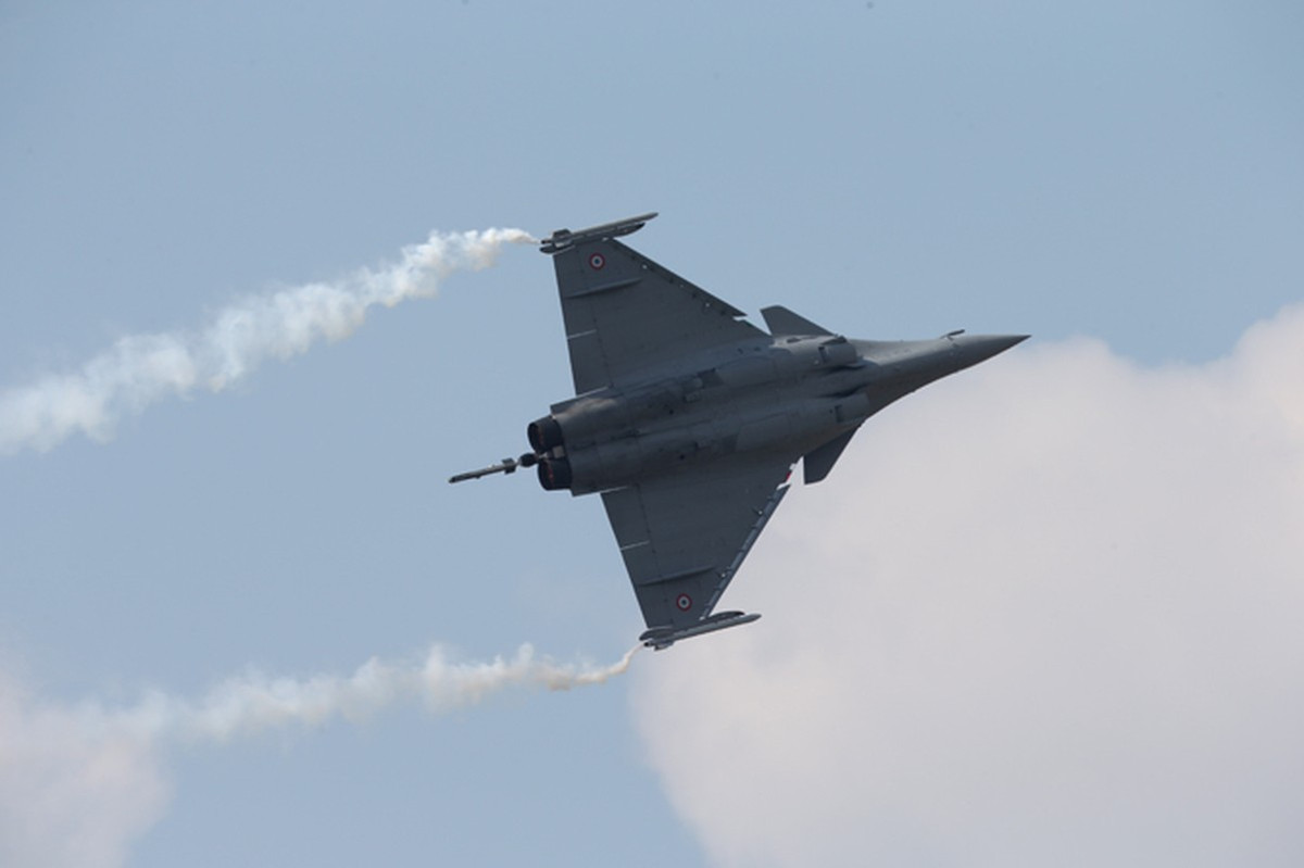 Mặt khác hệ thống đẩy được cung cấp bởi hai động cơ phản lực cánh quạt M88-2, thiết kế với độ tin cậy cao đồng có chi phí vận hành thấp. Vũ khí mang theo của Rafale bao gồm tên lửa không đối không MICA, vũ khí không đối đất AASM, tên lửa SCALP, tên lửa chống hạm EXOCET và một khẩu pháo ổ quay cỡ nòng 30 mm. Điều này cho phép Rafale thực hiện nhiều vai trò chiến đấu khác nhau cùng một lúc.