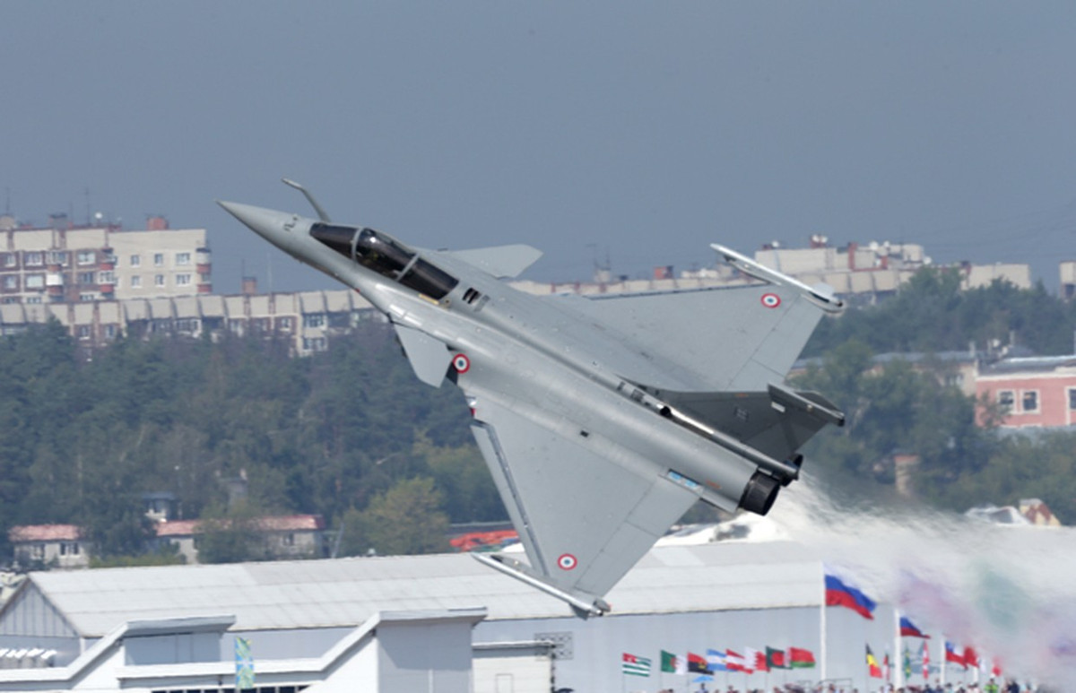 Không những vậy máy bay còn được trang bị radar đa chế độ quét điện tử thụ động Thales RBE2, có khả năng phát hiện và theo dõi sớm nhiều mục tiêu trên không, theo dõi địa hình và lập bản đồ mặt đất có độ phân giải cao.