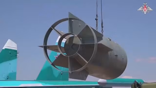 Bom FAB-3000 dài khoảng 4,2 mét và có đường kính khoảng 0,65 mét. Lượng thuốc nổ của bom FAB-3000 rất lớn, nặng khoảng 1.400 kg. Đầu đạn thường chứa chất nổ mạnh, chẳng hạn như TNT hoặc hợp chất tương tự, nhằm gây ra thiệt hại tối đa khi phát nổ. Ảnh: X.