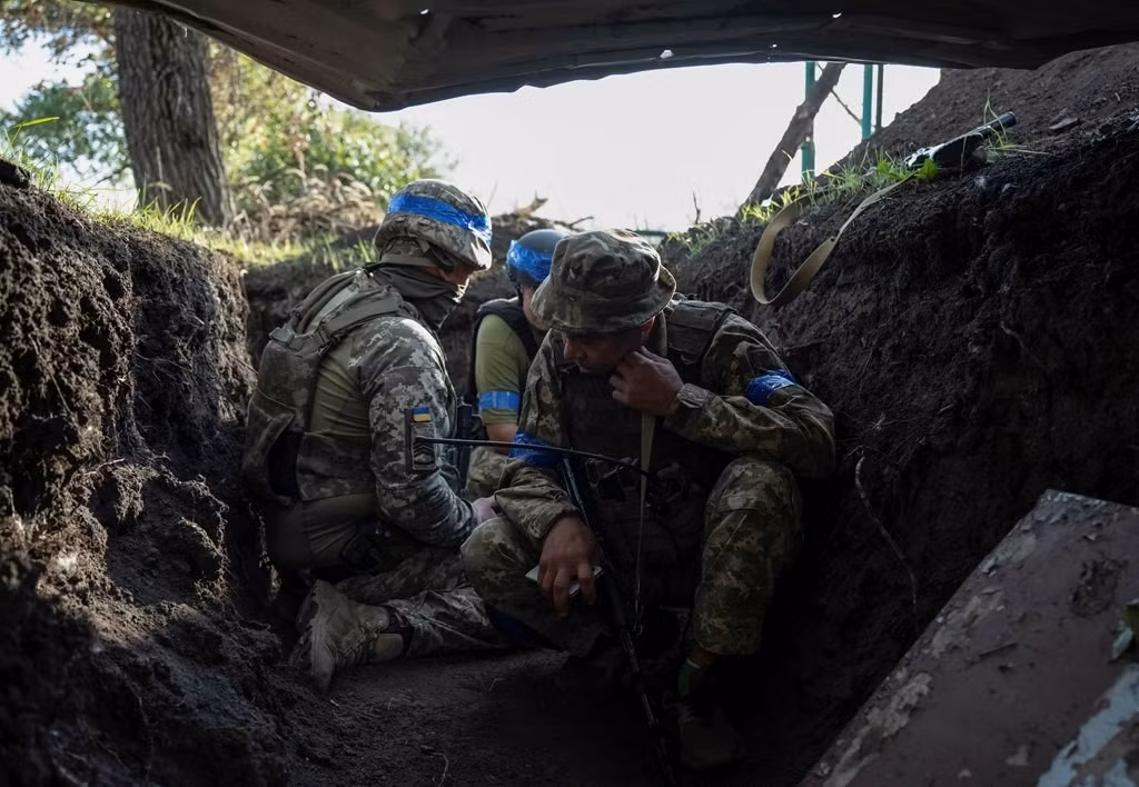 Sumy cũng đóng vai trò là trung tâm liên lạc quan trọng, cho phép phối hợp hiệu quả giữa các đơn vị và trung tâm chỉ huy. Các kênh liên lạc đáng tin cậy là điều cần thiết để đồng bộ hóa các hoạt động và đảm bảo rằng quân đội ở khu vực Kursk nhận được các lệnh và cập nhật kịp thời.
