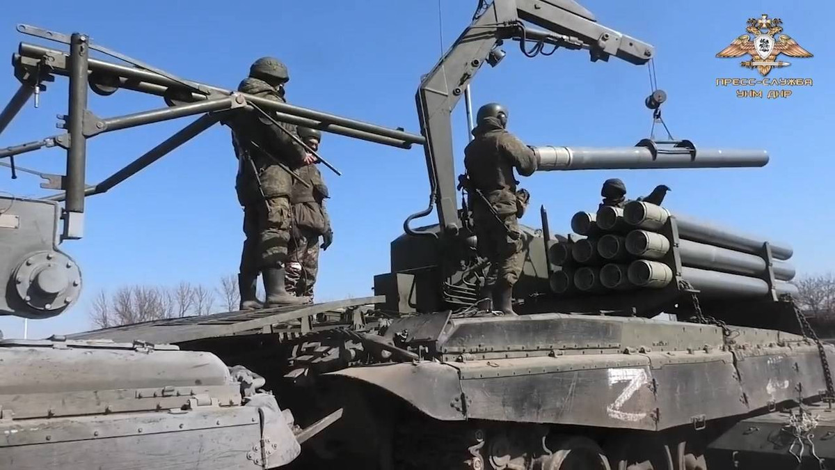 Hệ thống TOS-1A Solntsepek của Nga cũng sử dụng tên lửa nhiệt áp loại 220 mm. Đầu đạn của những tên lửa này chứa đầy chất nổ nhiên liệu-không khí (FAE).