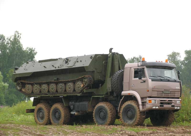 Thông số kỹ thuật của KamAZ-6560 8×8 rất đáng chú ý. Xe được trang bị động cơ diesel tăng áp KamAZ-740.60-360, công suất lên tới 360 mã lực. Động cơ được chế tạo tỉ mỉ để tiết kiệm nhiên liệu và đáng tin cậy, ngay cả trong điều kiện khắc nghiệt. Nó có tốc độ tối đa 80 km/h và có phạm vi hoạt động lên tới 1.000 km.