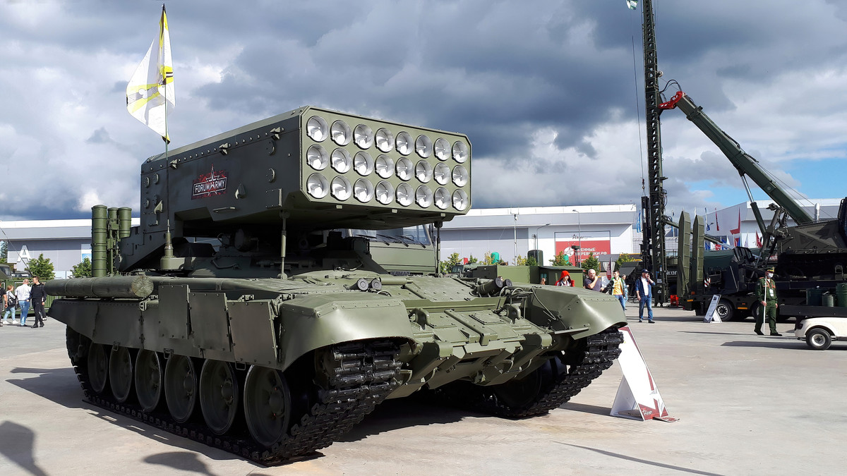 Hệ thống TOS-1 Buratino của Nga sử dụng một loại tên lửa riêng được gọi là 3M55 220mm. Tên lửa này được thiết kế với đầu đạn nhiệt áp để tác chiến trong môi trường chật hẹp. Loại vũ khí như vậy thường tạo ra làn sóng nổ kéo dài hơn đáng kể so với chất nổ ngưng tụ thông thường. Ảnh: Wikipedia.