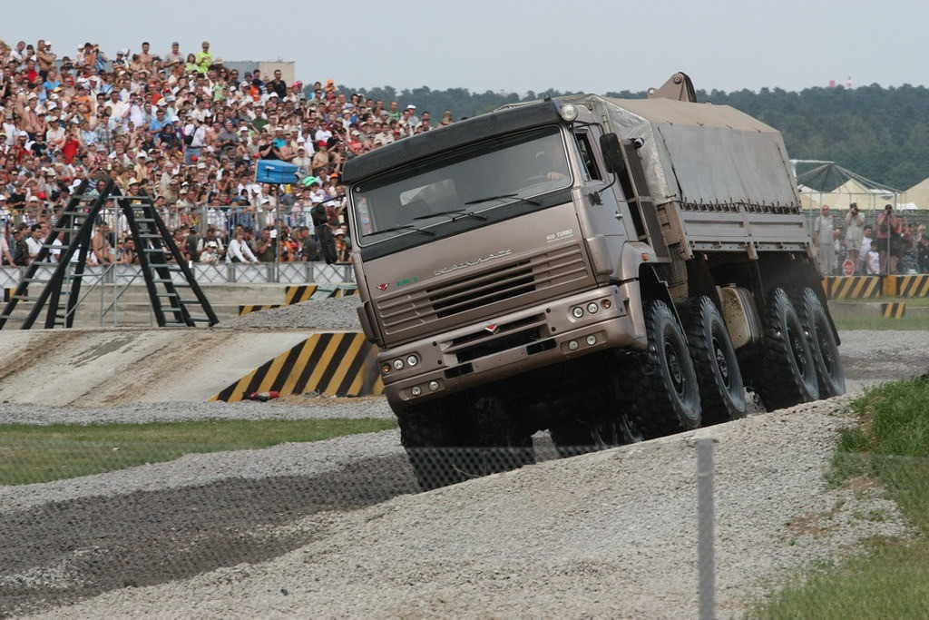 KamAZ-6560 là mẫu xe tải hạng nặng được sản xuất bởi KamAZ, hãng sản xuất xe tải nổi tiếng của Nga. Nó có khả năng hoạt động trong các môi trường phức tạp và điều kiện địa hình khó khăn.