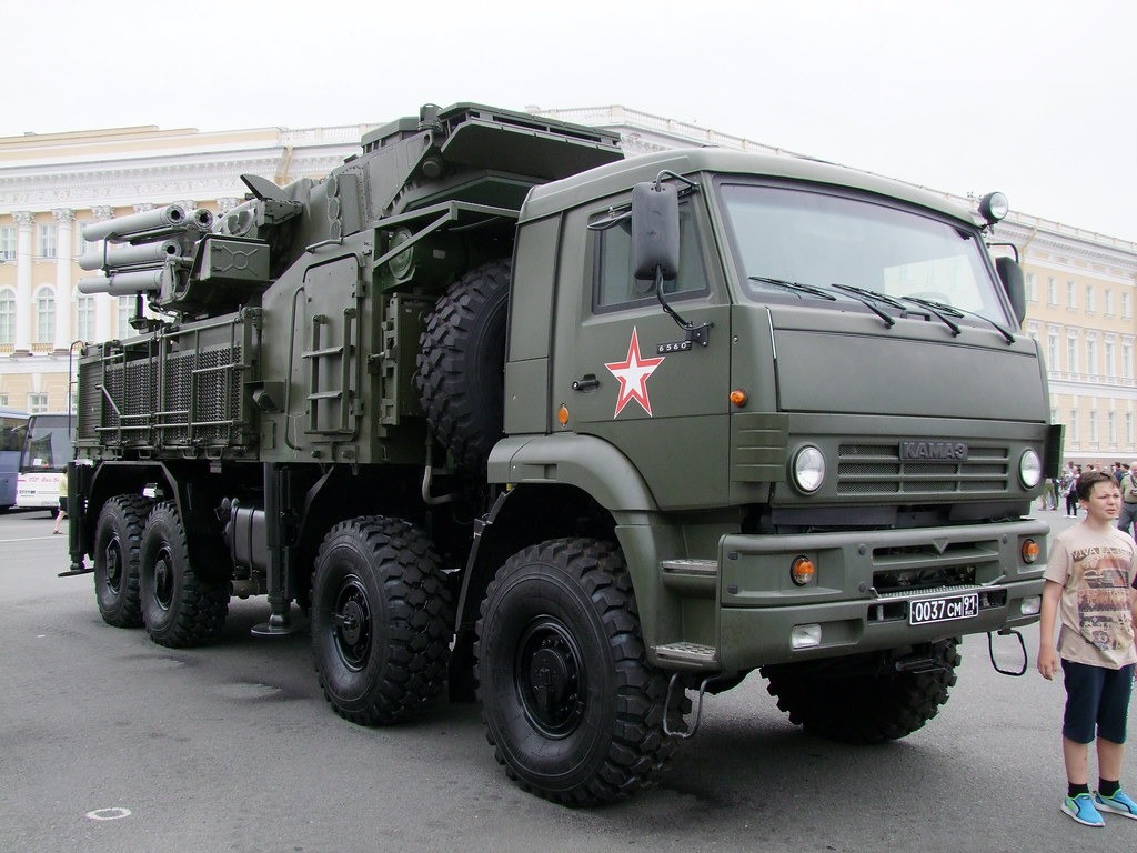 Xe có tổng trọng lượng 21.000 kg và tải trọng 12.000 kg. Điều này làm cho chiếc xe thích hợp để vận chuyển tải nặng trên một khoảng cách đáng kể. Ngoài ra, xe có khả năng kéo 30.000 kg, giúp nó có thể kéo được các phương tiện hạng nặng hoặc các loại thiết bị khác.