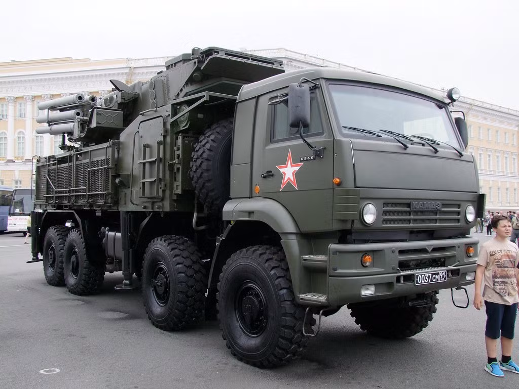 Xe có tổng trọng lượng 21.000 kg và tải trọng 12.000 kg. Điều này làm cho chiếc xe thích hợp để vận chuyển tải nặng trên một khoảng cách đáng kể. Ngoài ra, xe có khả năng kéo 30.000 kg, giúp nó có thể kéo được các phương tiện hạng nặng hoặc các loại thiết bị khác.