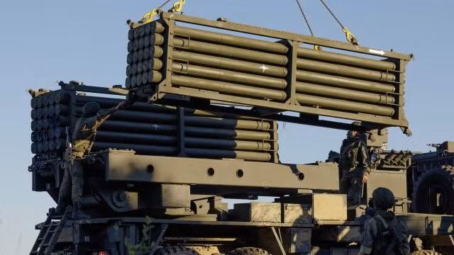 Trước đó, Sergey Chemezov, Tổng giám đốc Tập đoàn nhà nước Rostec, tuyên bố sẽ bắt đầu sản xuất hàng loạt MLRS Vozrozhdenie vào nửa đầu năm 2024. Theo một số nguồn tin, MLRS Vozrozhdenie có thể phóng các loại đạn tên lửa cỡ nòng 220 mm của các hệ thống khác như BM-27 Uragan, TOS-1 Buratino, TOS-1A Solntsepek và TOS-2 Tosochka. Ảnh: Vpk.name.