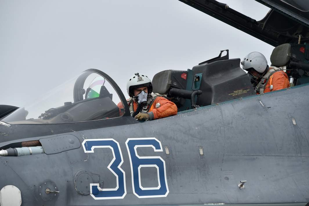 Thứ hai, Nga đã thử nghiệm các mẫu tên lửa siêu thanh "Kinzhal", có thể tiêu diệt mọi mục tiêu được bảo vệ nghiêm ngặt. Tên lửa này rất khó bị đánh chặn và có độ chính xác tương đương với bom điều khiển JDAM. Ngoài ra, các đầu đạn hạt nhân cũng có thể được mang bởi các loại tên lửa khác có thể được sử dụng bởi các máy bay của lực lượng không quân tiền tuyến như Su-34 hoặc Su-30SM. Nguồn ảnh: Izvestia.