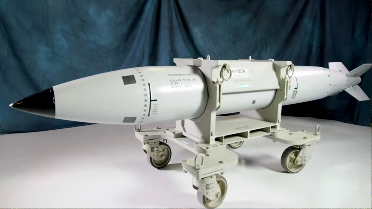 Tháng 8, trên các nguồn tin công khai xuất hiện video thử nghiệm bom hạt nhân hàng không mới của Mỹ, B61-12. Tại bãi thử ở bang Nevada, quả bom được thả từ máy bay chiến đấu F-35A. Dù đây là quả bom thật nhưng không có đầu đạn hạt nhân. Các thử nghiệm này cho phép Mỹ thử nghiệm cả thiết bị mang thân bom khí động học, và trong trường hợp của bom B61-12 còn có hệ thống điều khiển và dẫn đường. Nguồn ảnh: Sandia National Laboratories.