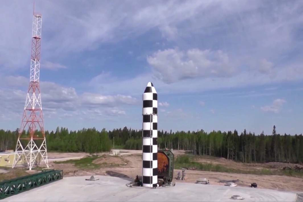 Đầu tiên, phản ứng có thể mang tính chất phi đối xứng. Nga có thể bù đắp cho những thay đổi về chất trong tiềm năng hạt nhân chiến thuật của Mỹ bằng cách phát triển các lực lượng hạt nhân chiến lược, như hệ thống tên lửa "Sarmat" hoặc "Poseidon" trong tương lai, có thể dễ dàng bù đắp cho bất kỳ thay đổi nào. Nguồn ảnh: RIA Novosti.