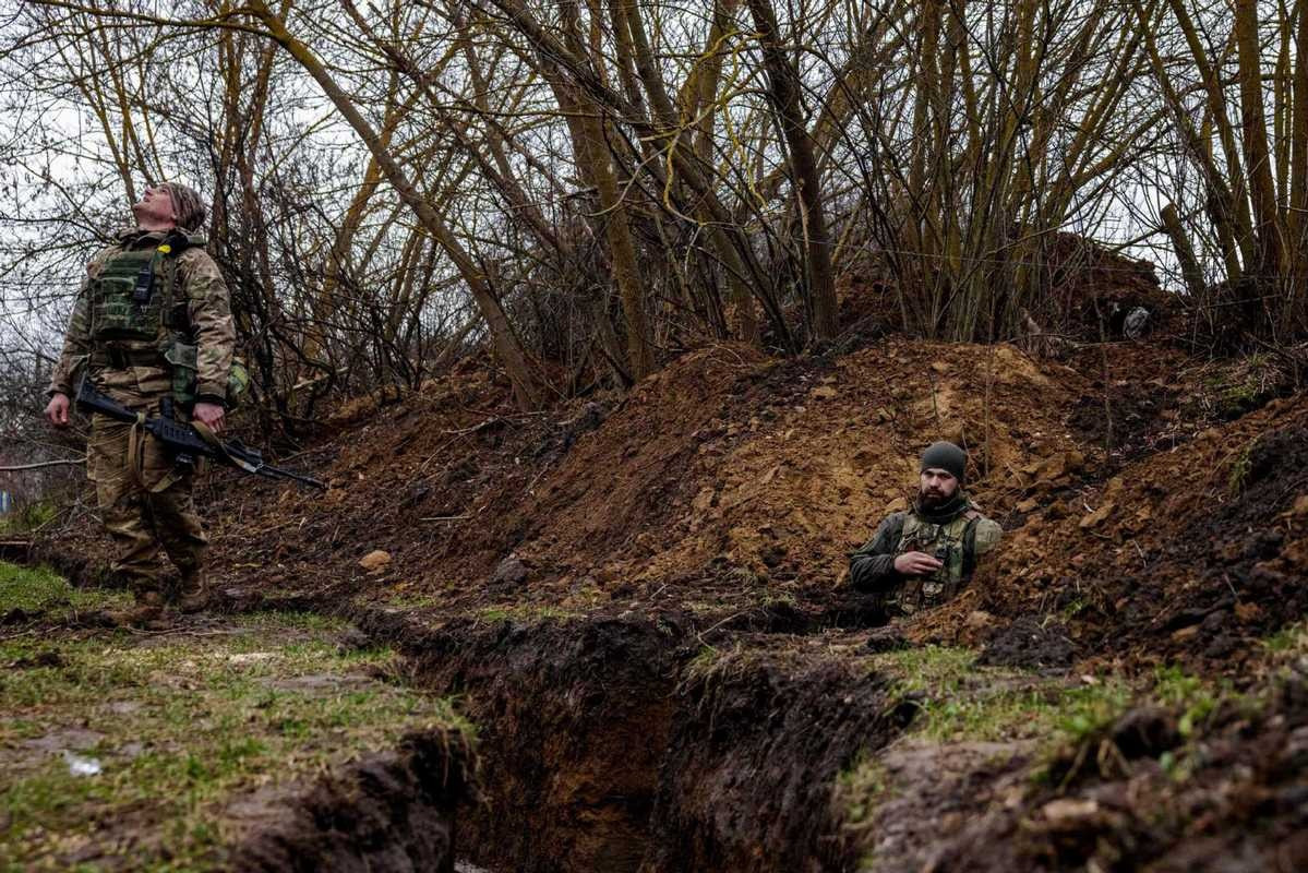 Ngoài ra, Quân đội Nga đang tiếp cận khu biệt thự phía bắc Chasov Yar, và quân phòng thủ Ukraine đã bắt đầu rút lui. Vụ ném bom dữ dội từ máy bay ném bom của Không quân Nga đã gây thương vong nặng nề cho lực lượng phòng thủ Ukraine tại khu vực này. Ảnh: China Daily.