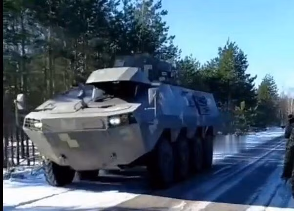 Ngoài ra, mức độ tổn thất của xe bọc thép trên chiến trường là rất cao và các nguồn hỗ trợ là không thể đáp ứng. Vì vậy, Ukraine đang cố gắng tự đảm bảo nhu cầu vũ khí và phương tiện chiến đấu, vì vậy sự xuất hiện của BTR-60 Khorunzhiy là tất yếu.