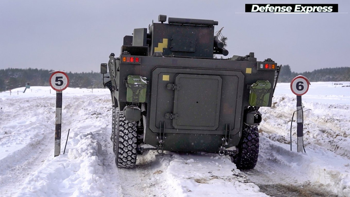 Chiếc xe trong video còn được bổ sung lớp bọc thép mới bảo vệ cho cửa sổ quan sát của người lái và đèn sau xe được chuyển từ dưới thấp lên trên vị trí cao hơn. Ngoài ra còn có những khác biệt nhỏ về kết cấu thân so với phiên bản trước.