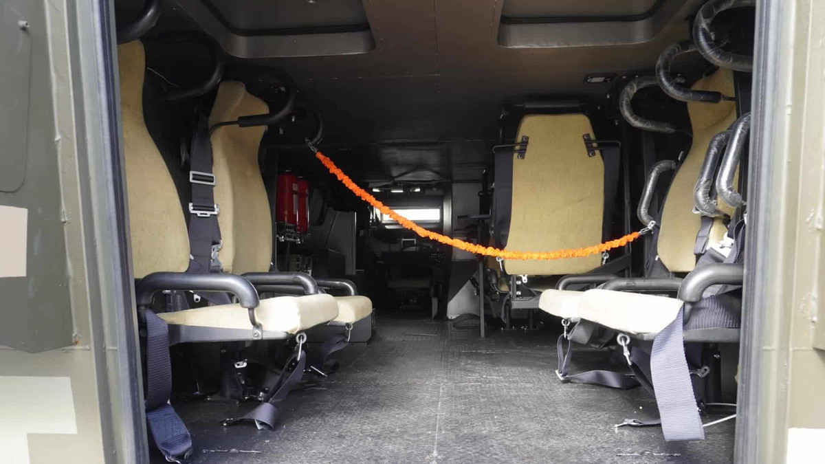 Xe bọc thép chở quân có bố trí khoang hiện đại với khoang động cơ ở phía trước bên phải, khoang lái ở phía trước bên trái và khoang vận chuyển lớn hơn ở phần sau thân xe.