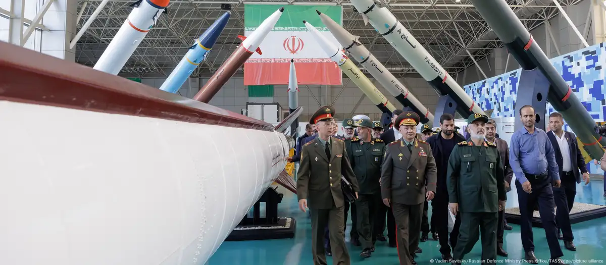 Chưa rõ liệu những tin đồn về việc Iran cung cấp tên lửa cho Nga có đúng hay không, nhưng cho đến nay, chưa có bằng chứng cụ thể nào xác nhận. Trong khi đó, truyền thông phương Tây vẫn tiếp tục theo dõi và đặt câu hỏi về hợp tác quân sự giữa Nga và Iran, chờ đợi một câu trả lời rõ ràng hơn từ các bên liên quan. (Nguồn ảnh: Fars Media Corporation, RIB News, Wikipedia, The Eurasian Times, Tass).