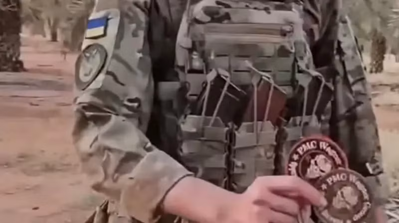 Châu Phi, đặc biệt là miền bắc Mali, nơi mà các nhóm quân đội tư nhân của Nga (PMC) như Wagner đang hoạt động, lại là một chiến trường khác biệt với nhiều thách thức. Các điều kiện ở khu vực này thiếu sự hiện diện của xe bọc thép và ưu thế về nòng pháo, tạo ra một cơ hội cho các chiến lược khác.