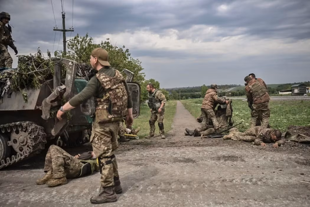 Được biết, Lữ đoàn cơ giới 115 của Ukraine chịu trách nhiệm bảo vệ làng Cheretino. Sau khi Quân đội Nga phát động cuộc tấn công, họ đã ngay lập tức điều động máy bay chiến đấu ném bom khiến các vị trí của Ukraine ngay lập tức biến thành biển lửa và gây phát nổ các kho đạn của Quân đội Ukraine.