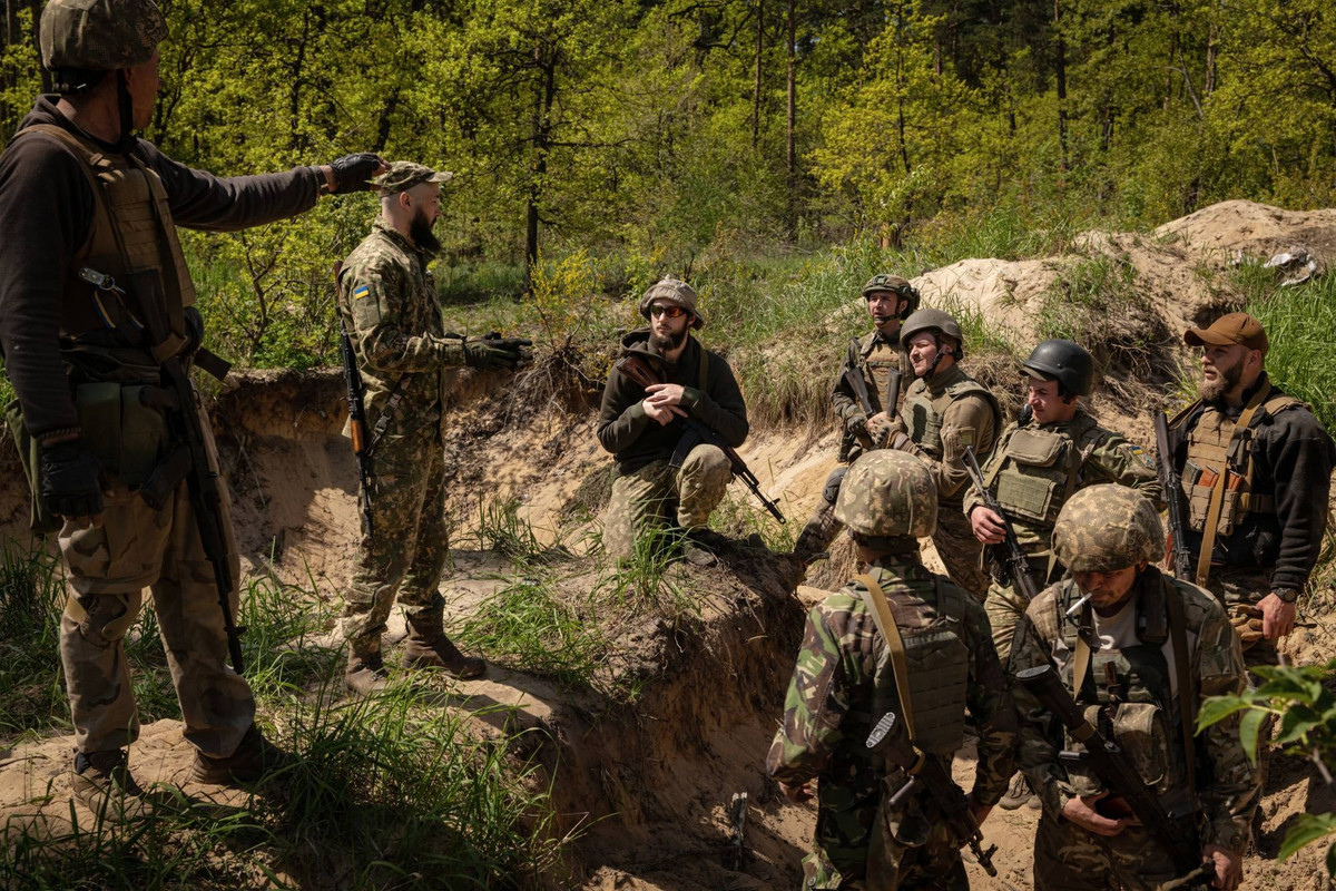 Có thông tin cho rằng Tổng tư lệnh Quân đội Ukraine, Tướng Sirsky đã chịu sức ép và phải gửi một số đơn vị từ tiền tuyến đến tăng viện cho Kharkov, điều này ngay lập tức tạo ra lỗ hổng trong tuyến phòng thủ phía đông và phía bắc Donetsk. Đồng thời, cũng tác động rất lớn đến tinh thần của binh sĩ Ukraine trên mặt trận Donbass. Ảnh: The Japan Times.