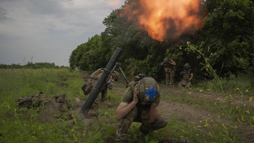 Hiện tại, cường độ giao tranh ở Donbass cao hơn nhiều so với các mặt trận khác. Tuy nhiên Quân đội Ukraine không ưu tiên bổ sung quân tiếp viện cho khu vực này, mà lại điều đến Kharkov, điều này khiến quân phòng thủ Ukraine tại Donbass rất thất vọng.