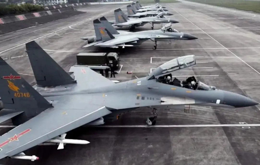 Hệ thống radar trên Su-27SM3 của Trung Quốc cũng được nâng cấp đáng kể. Radar ban đầu đã được thay thế bằng radar quét mảng điện tử chủ động, giúp nâng cao phạm vi phát hiện, khả năng theo dõi mục tiêu được cải thiện và khả năng chống chịu mạnh mẽ trước các biện pháp đối phó điện tử. Bản nâng cấp này giúp tăng cường đáng kể khả năng của máy bay trong việc phát hiện và tấn công nhiều mục tiêu cùng một lúc. Ảnh: Máy bay Su-27SM3 do Trung Quốc phát triển.