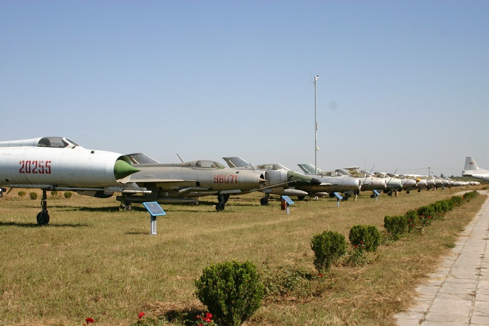 Sau sự sụp đổ của Liên Xô vào những năm 1990, Nga đối mặt với khó khăn kinh tế và cần ngoại hối, nên bán vũ khí ra nước ngoài trở thành nguồn thu quan trọng. Trong khi đó, Trung Quốc đang cải cách và hiện đại hóa quốc phòng, nhưng bị Mỹ và phương Tây trừng phạt, chỉ còn lại nguồn cung duy nhất là Nga. Ảnh: Các máy bay tiêm kích của Trung Quốc tại Bảo tàng, Su-27 ở ngoài cùng bên trái.