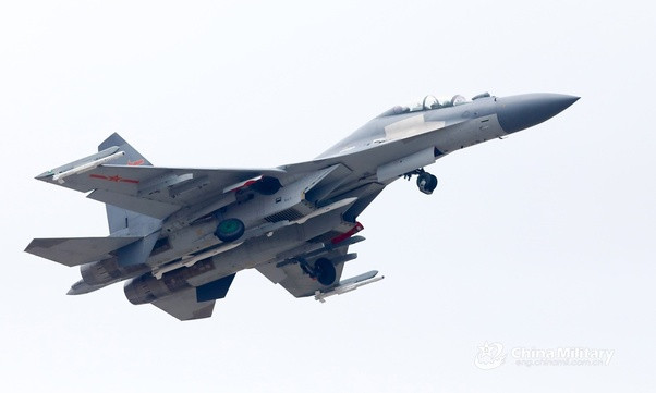 Dựa trên sức mạnh kỹ thuật của Su-27 và sau đó là kết hợp các máy bay chiến đấu Su-30 tiên tiến hơn, Trung Quốc đã có nhiều bước tiến đáng kể trong việc sản xuất máy bay chiến đấu của riêng mình, như J-11 và J-16. Nhiều chuyên gia Trung Quốc tin rằng, trong khi dòng Su-27 “Flanker” có nguồn gốc từ Nga thì phiên bản mạnh nhất, “Ultimate Flanker” hiện đang có mặt ở Trung Quốc. Ảnh: Máy bay Su-27SM3 do Trung Quốc phát triển.