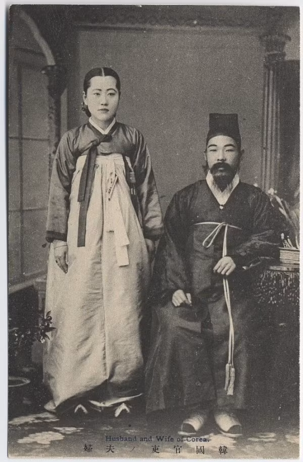 Ảnh chụp một cặp vợ chồng Hàn Quốc năm 1904.