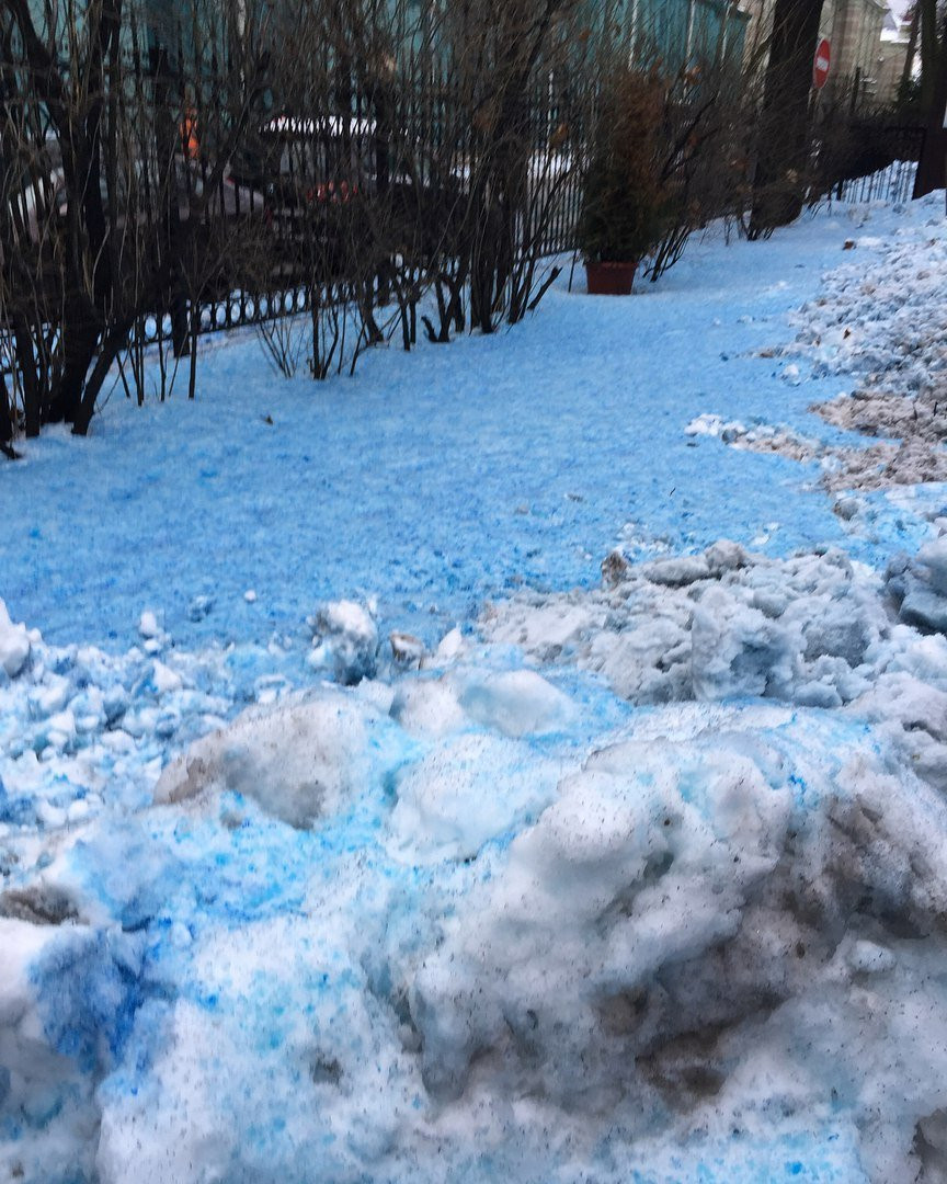 Chất nhuộm trên đã rò rỉ qua hệ thống thông khí của nhà máy và lan ra khắp khuc vực khiến tuyết trắng chuyển sang màu xanh.