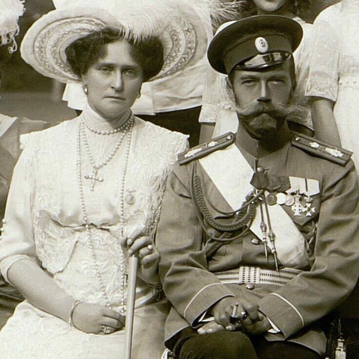 Sau đó, Sa hoàng Nicholas II cùng vợ và các con cũng như nhóm người hầu cận bị lưu đày ở Ekaterinburg - thành phố nằm trên dãy núi Ural.