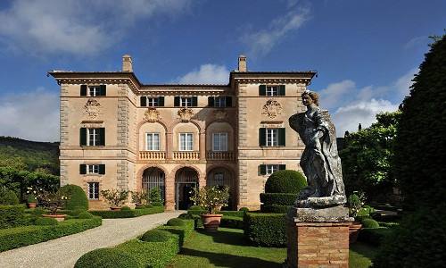 Nằm ở Ancaiano, thành phố Siena, Italy, biệt thự cổ này được xây dựng vào năm 1680.