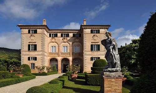 Nằm ở Ancaiano, thành phố Siena, Italy, biệt thự cổ này được xây dựng vào năm 1680.