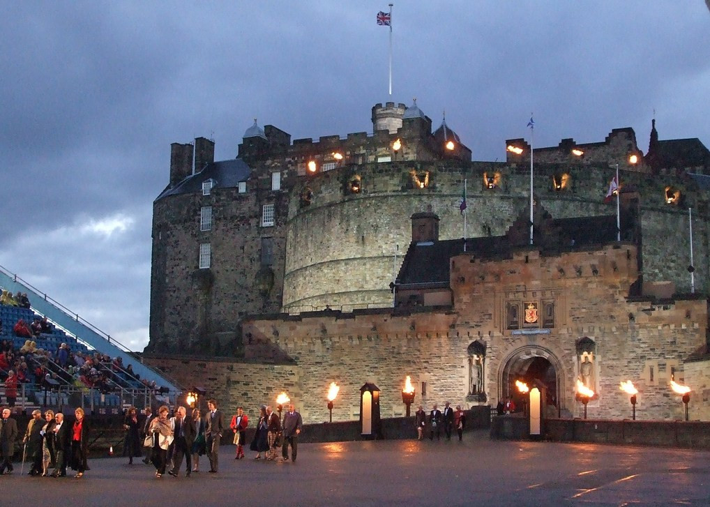 Ngoài tiếng kèn, không ít người còn nghe thấy tiếng trống kỳ lạ phát ra từ lâu đài Edinburgh. Tuy nhiên, họ không tìm thấy bất cứ người đánh trống nào. Kỳ lạ hơn, tiếng trống ma quái trên chỉ xuất hiện khi nơi này sắp sửa bị tấn công.