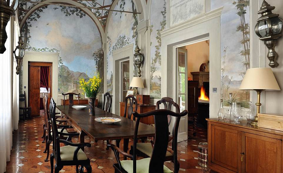 Những bức bích họa được trang trí bên trong biệt thự.