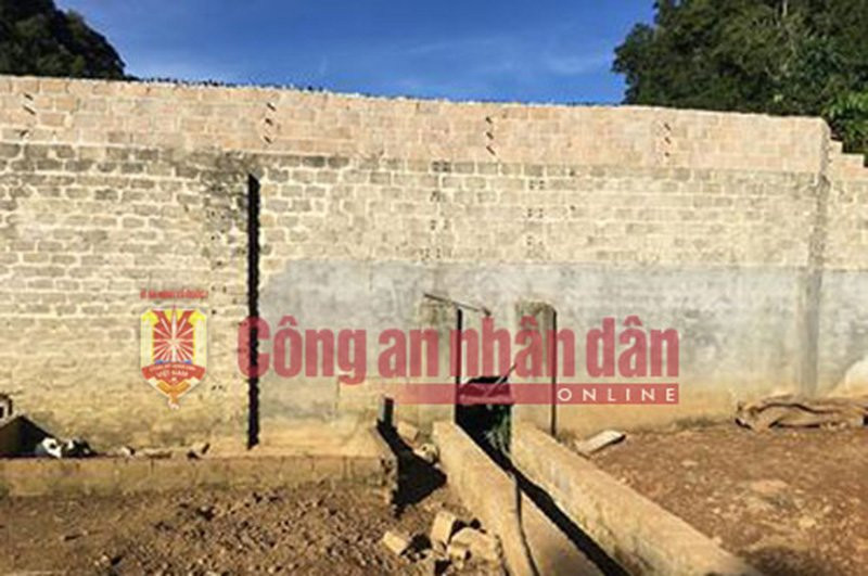 Nhà đối tượng Nguyễn Thanh Tuân kín cổng cao tường, có nhiều hốc đá, địa hình phức tạp để lẩn trốn và chống trả lực lượng truy bắt.