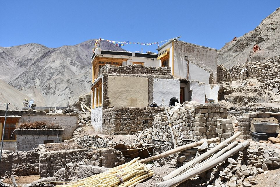 Trà bơ ya là một loại đồ uống nổi tiếng của người dân ở Rumbak. Loại đồ uống này có lượng calo cao và rất có lợi cho sức khỏe đối với người sinh sống ở ngôi làng nằm khá cao so với mực nước biển.