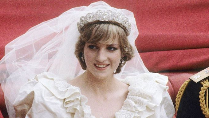 Trong ngày cưới trọng đại tổ chức vào năm 1981, công nương Diana đội một chiếc vương miện xinh đẹp với những viên kim cương tạo thành cánh hoa tulip lộng lẫy.