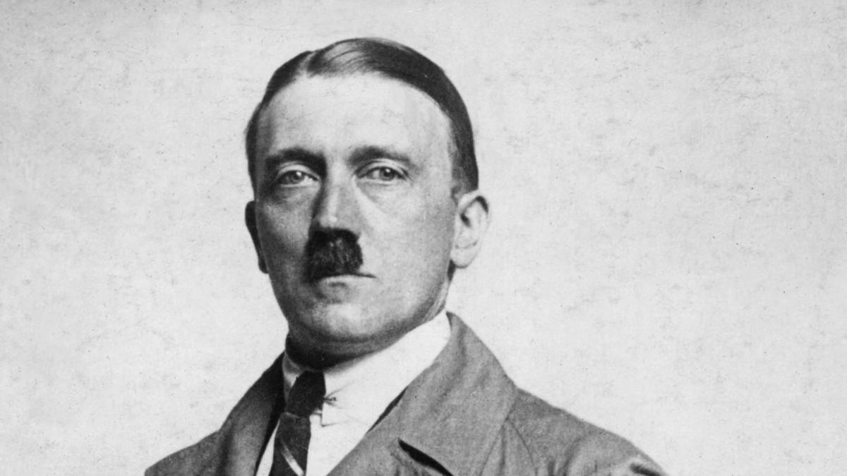 Vợ chồng Alois - Klara đón chào sự ra đời của Adolf Hitler trong một căn phòng cho thuê tại căn nhà số 15 nằm trên đường Salzburger Vorstadt, thị trấn nhỏ Braunau am Inn, Áo ngày 20/4/1889.