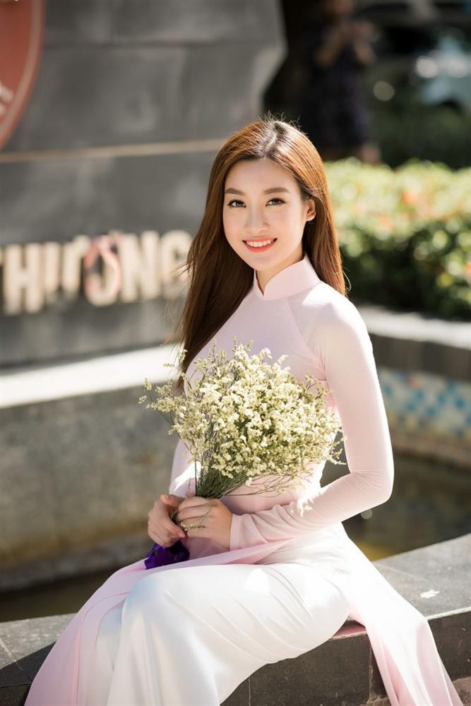 Hoa hậu Việt Nam 2014 - Đỗ Mỹ Linh là cựu học sinh THPT Viêt Đức Hà Nội. Sau đó, cô trúng tuyển Đại học Ngoại thương chuyên ngành Quản trị kinh doanh. Mỹ Linh có thể giao tiếp rất tốt bằng tiếng Anh.