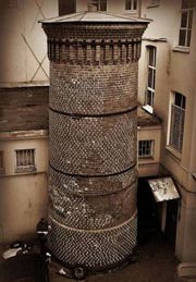 Tòa tháp Griffins ở thành phố St Petersburg có kiến trúc lạ khi không có bất cứ cửa sổ hay cửa ra vào nào. Kiến trúc này có hình dáng một khối hình trụ xây bằng gạch đỏ. Do vậy, người ta không biết bên trong cột tháp ẩn chứa điều gì.