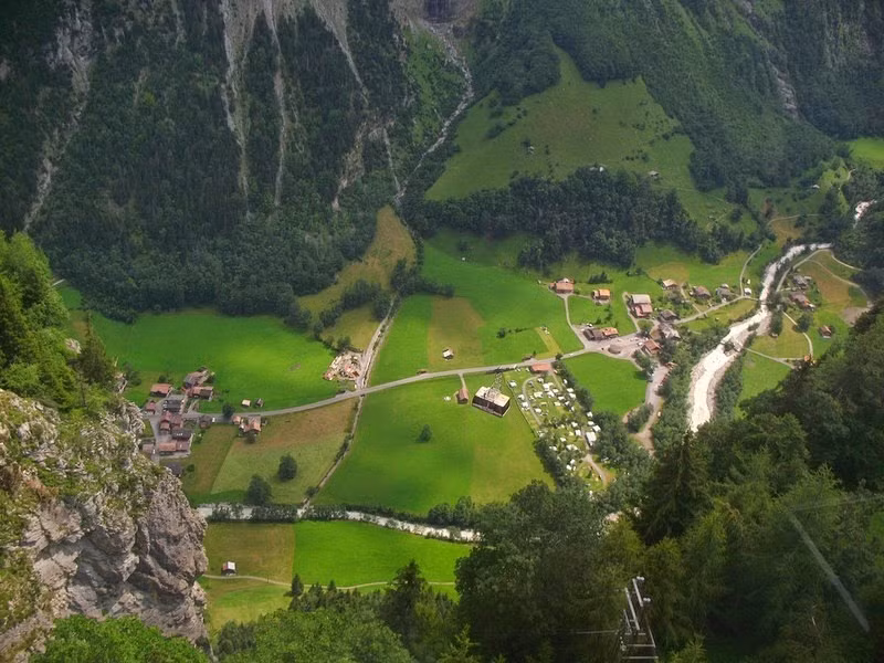 Vào mùa đông, lượng nước đổ từ trùm thác Trummelbach có sự suy giảm đáng kể.