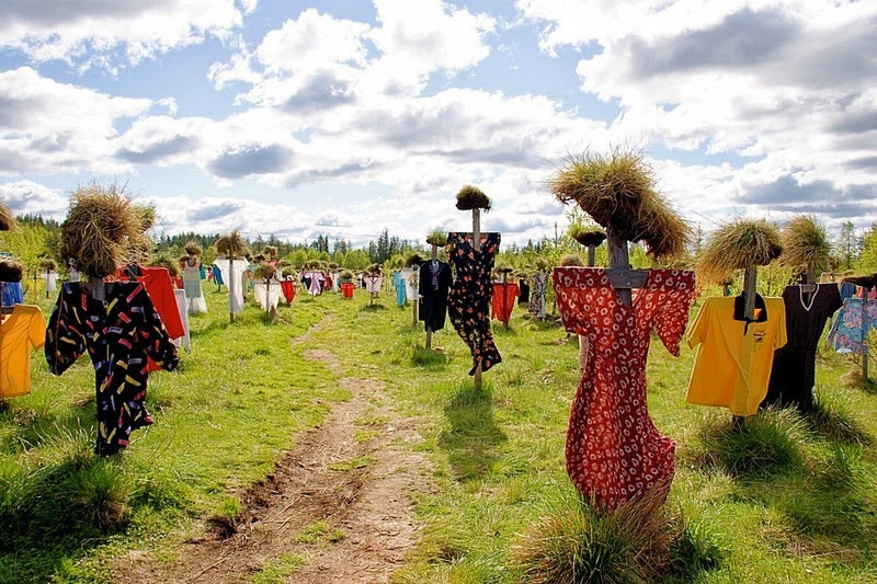 Sở dĩ người ta gọi như vậy là vì có khoảng gần 1.000 bù nhìn trong trang phục đầy màu sắc được đặt trên một cánh đồng.