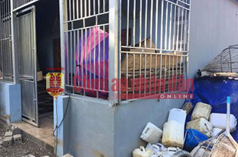 Căn nhà rào kín, để nhiều can, bình gas nạp đầy nhiên liệu để cố thủ, sẵn sàng cho nổ tung khi bị truy bắt