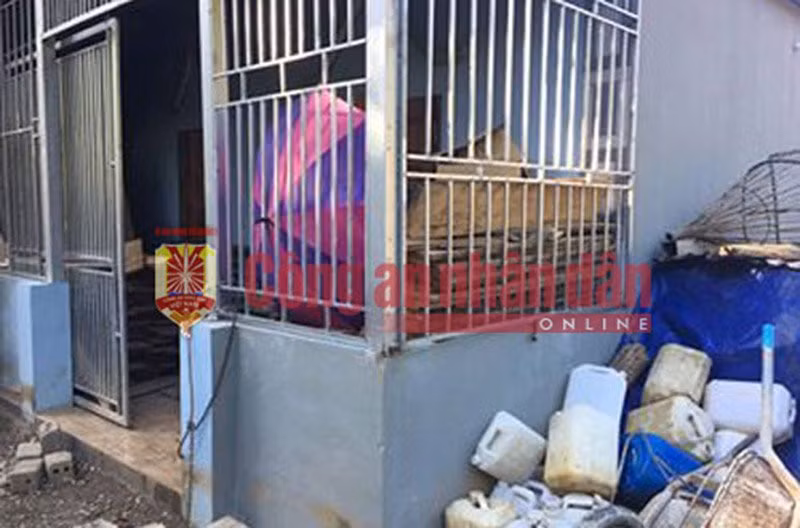 Căn nhà rào kín, để nhiều can, bình gas nạp đầy nhiên liệu để cố thủ, sẵn sàng cho nổ tung khi bị truy bắt
